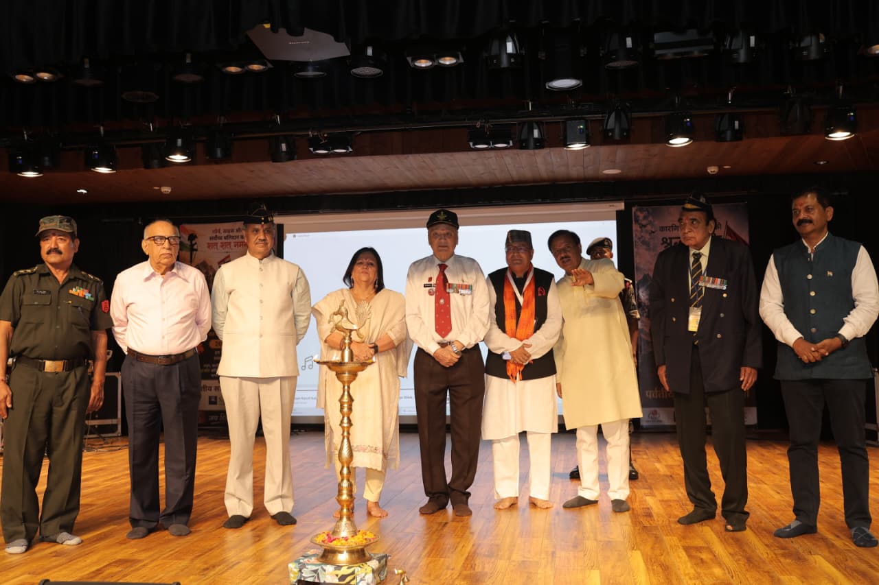 कारगिल विजय दिवस पर नोएडा में गूंजा देशभक्ति का जज्बा, शहीद कैप्टन विजयंत थापर का अंतिम पत्र सुन नम हुईं आंखें