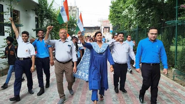 आई.ओ.पी. वृन्दावन महाविद्यालय में 'हर घर तिरंगा' कार्यक्रम के तहत ‘तिरंगा रैली’ का आयोजन