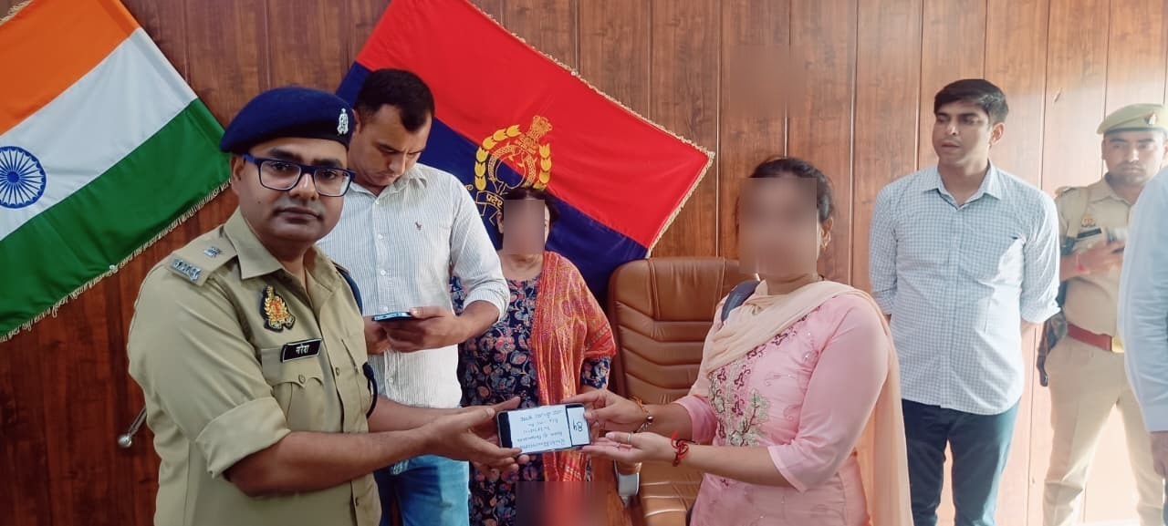 बुलंदशहर पुलिस की बड़ी कार्रवाई: 25 लाख के 101 गुम मोबाइल बरामद, मालिकों को लौटाए