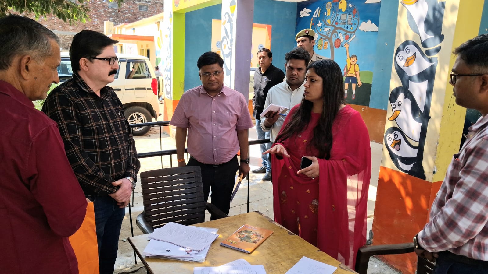 जिलाधिकारी ने नोएडा एवं जेवर के मतदेय स्थलों पर स्थापित हेल्प डेस्क का निरीक्षण कर व्यवस्थाओं का लिया जायजा