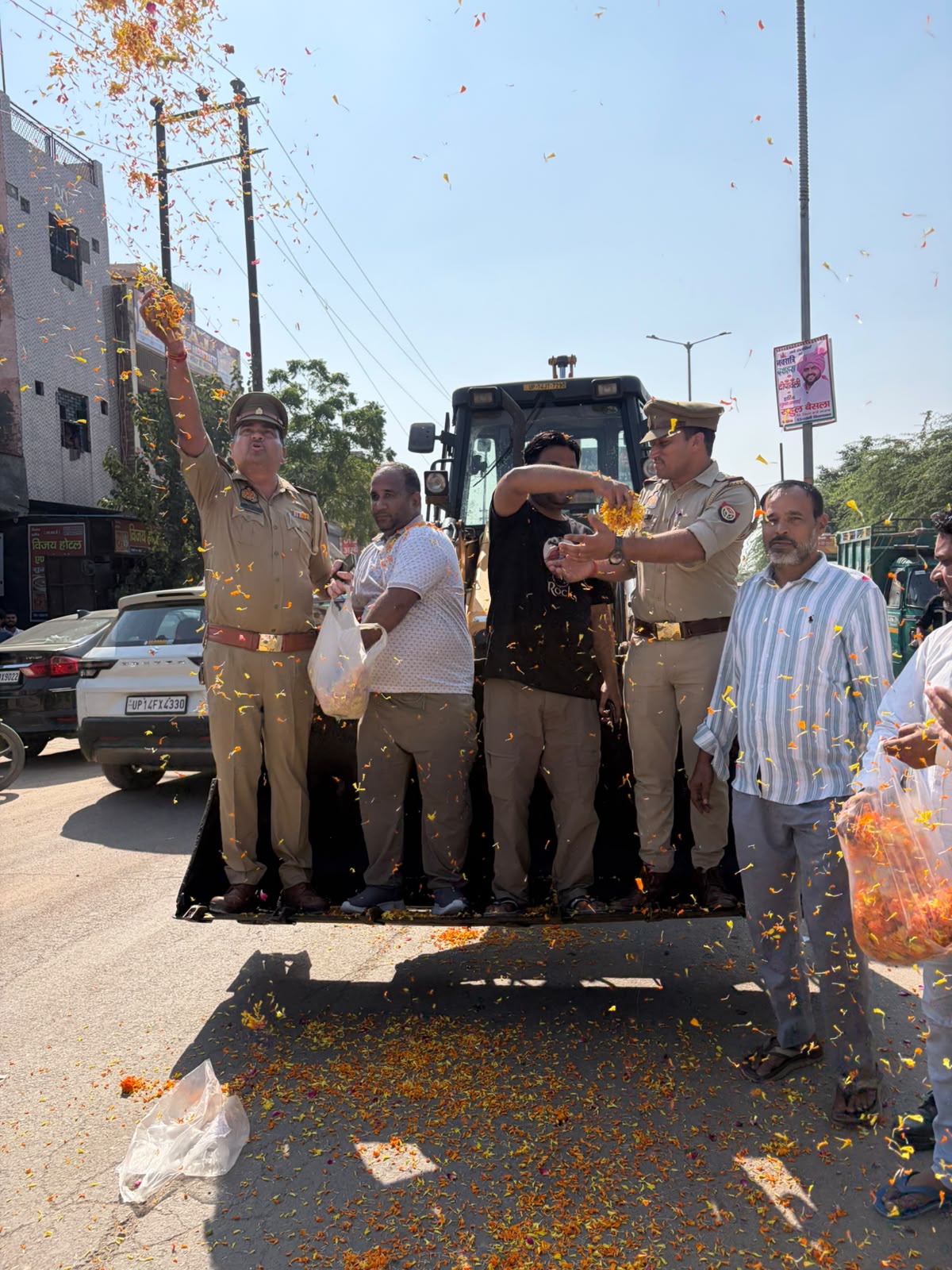 मिशन शक्ति रैली का जेसीबी से पुष्पवर्षा कर किया स्वागत