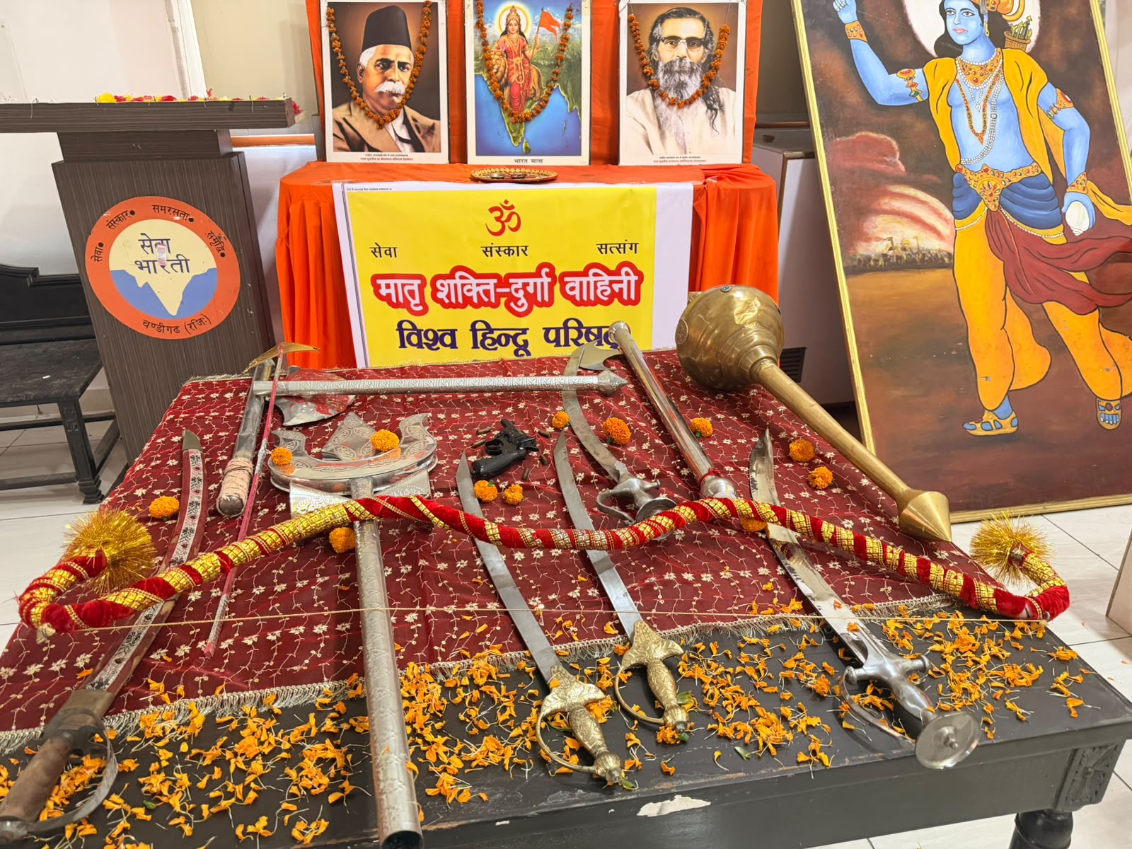 विश्व हिंदू परिषद की मातृशक्ति एवं दुर्गा वाहिनी ने किया शस्त्र पूजन शस्त्र पूजन कर मातृशक्ति एवं दुर्गा वाहिनी ने दिया नारी शक्ति और आत्मरक्षा का संदेश: विहिप
